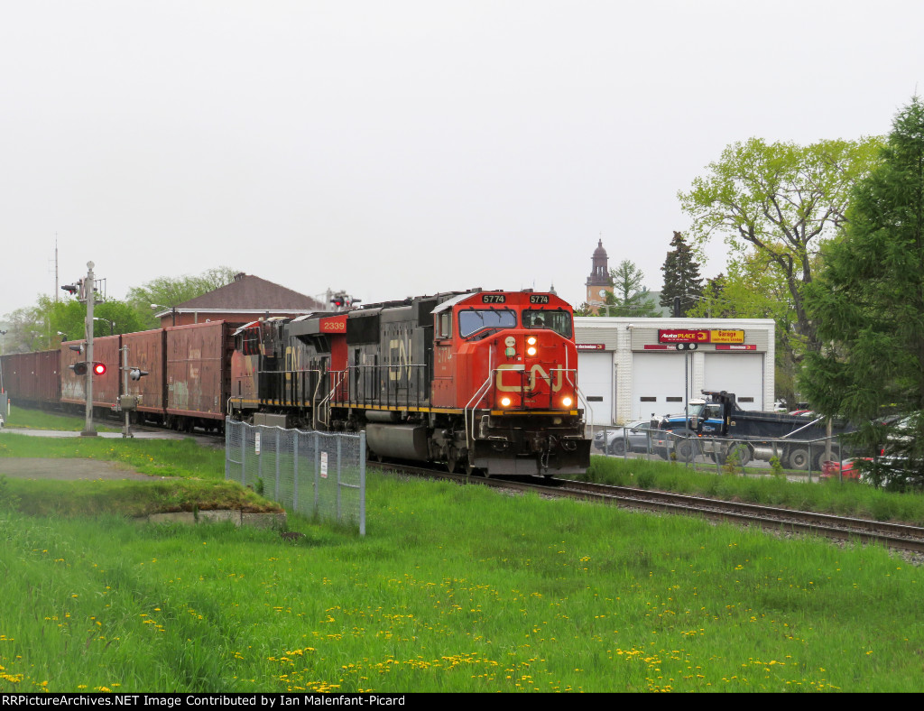 CN 5774 leads 402 at Belzile street